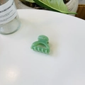 Vue détaillée de la pince à cheveux vert clair translucide sur surface blanche - Serrure Creuse Boucle Papillon / 4cm / Vert Feuille