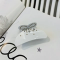 Dettaglio di molletta a farfalla bianca con strass scintillanti e decorazioni in cristallo - Bianco-Orecchio di Coniglio