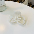 Dettaglio del fermaglio per capelli a farfalla bianco perlato con cuori intagliati - Bianco Sirena (Viso di Gatto Traforato Fiocco)