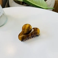 Close-up of tortoise shell pattern hair claw clip with Sanshine logo in natural light - Comma High Ponytail / 6.5cm / Iced Americano