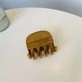 Makroaufnahme einer braunen Haarklammer mit Holzmaserung und glatten Greifzähnen - Holzmaserung Mittlerer Brötchen-Stil (ca. 6,3 cm)