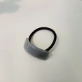 Détail de l'élément incurvé en résine grise avec texte FRANCE Handmade sur élastique noir - Élastique Incurvé / Gris