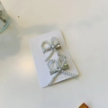 Détails de barrettes à perles blanches avec strass sur une carte de support - Perles Blanches Brillantes Nœud-(Courte) Pince à Bec de Canard