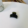 Détail d'une petite pince à cheveux vert foncé en résine brillante et semi-transparente - Petit (Environ 4cm) / Vert Gris Translucide