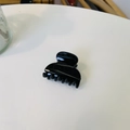 Détail d'une petite pince à cheveux noire brillante pour la coiffure d'été quotidienne - Petit (Environ 4cm) / Noir Brillant