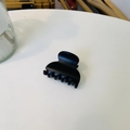 Gros plan d'une pince à cheveux carrée noire mate avec des dents arrondies pour le coiffage - Petit (Environ 4cm) / Noir mat