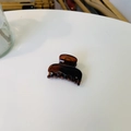 Détail de la texture écaille de tortue ambrée et du ressort métallique de la pince en résine - Petit (Environ 4cm) / Marron Rouge Brillant