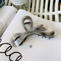 Elegante molletta a farfalla ondulata con trama marmo grigio su libri d'arte - Stile Fiocco Grigio Gelatina (Circa 12cm)