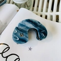 Dettaglio della molletta per capelli in acetato con trama marmo blu e accento dorato in U - Stile Arco Inchiostro Blu (Circa 8cm)