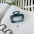 Dettaglio molletta per capelli in acrilico marmo blu con molla in metallo nero su rivista - Stile Rettangolo Inchiostro Blu (Circa 6.5cm)