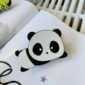 Simpatica molletta per capelli a forma di panda in acetato su un libro per acconciature - Stile Panda Sdraiato / Nero