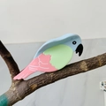 Pinza de pelo de loro en acetato azul, verde y rosa sobre una rama de árbol - Loro de Pintura al Óleo Azul Cielo