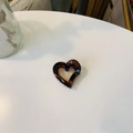 Vista dettagliata della molletta per capelli a forma di cuore color ambra e tartaruga - Rosso Marrone Lucido
