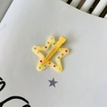 Vista dettagliata della clip per capelli gialla a forma di stella con pois colorati - Stella Pois - Giallo / Giallo