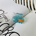 Handgefertigte Haarklammer aus blauem Acetat im Aquarium-Design auf Modemagazin - Blau Aquarium Stil