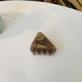 Vue détaillée d'une pince à cheveux triangulaire ambrée en matériau acrylique translucide - Marron Transparent (Env. 4.3cm)
