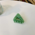 Dettaglio della pinza per capelli triangolare verde con trama marmorizzata in acetato - Verde Foglia (Circa 4.3cm)
