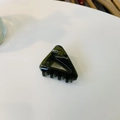 Vue détaillée d'une pince à cheveux triangulaire vert foncé translucide avec dents - Gris Vert Transparent (Env. 4.3cm)