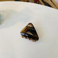 Détail d'une petite pince à cheveux triangulaire creuse avec texture ambre écaille - Écaille de Tortue Claire Brillante (Env. 4.3cm)