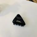 Détail d'une petite pince à cheveux triangulaire noire brillante au design creux - Noir Brillant (Env. 4.3cm)