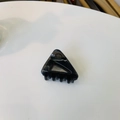 Détail d'une pince à cheveux triangulaire noire minimaliste avec une finition brillante - Noir Transparent (Env. 4.3cm)
