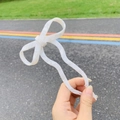 Spilla per capelli minimalista in acetato bianco con fiocco e trama marmorea - Bianco Conchiglia (Circa 15cm)