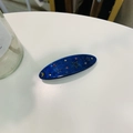 Détail de la pince à cheveux en acétate bleu foncé avec motif galaxie étoilée et lune dorée - Barrette Ressort Lune Étoile Bleue Pailletée