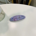 Détail d'une pince à cheveux avec motifs étoile et lune sur un dégradé bleu-violet - Barrette Ressort Lune Étoile Violette Pailletée