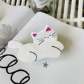 Süße weiße Katzen-Haarklammer aus Acetat auf einem weißen Magazinhintergrund - Weiße Faule Katze (4.6cm)