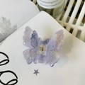 Vue détaillée de dessus d'une pince à cheveux papillon en acrylique lavande à motifs floraux - Motif Violet Pailleté Papillon Double Couche (Environ 7,5 cm)