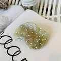 Detalle de pinza para pelo nautilo verde con líneas doradas y puntos blancos - Verde deslumbrante (8.5cm)