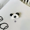 Dettaglio macro della molletta per capelli a forma di panda su sfondo bianco pulito - Cane