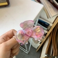 Detailansicht der rosa irisierenden Kamelien-Haarklammer mit Perlglanz-Acetat-Finish - Rosa und Gelb Kontrast
