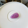Détail de la pince à cheveux goutte d'eau rose marbrée avec gravure fait main - Rose Iridescent
