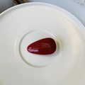 Détail d'une barrette goutte rouge brillant avec inscription dorée France Handmade - Rouge Foncé