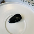 Vue détaillée de la pince à cheveux goutte noire avec marquage doré France Handmade - Noir