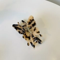 Elegante molletta per capelli a farfalla in acetato con motivo tartarugato su sfondo bianco - Gelatina di Caffè