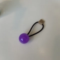 Detalle de coletero con bola de resina morada y cuerda negra con etiqueta de oso - Púrpura Uva