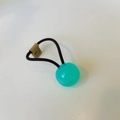 Detalle de goma elástica para pelo con cuenta verde y etiqueta de cuero de osito - Verde Menta