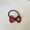 Elastico per capelli con fiocco rosso traforato e fascia nera su sfondo bianco - Fiocco Traforato Rosso Scuro