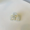 Elegante pinza para el pelo de acetato jaspeado con grabado dorado de Barrette la France - Pinza Irregular de Cinco Dientes / Blanco Gelatina