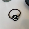 Dettaglio dell'elastico per capelli con ciondolo nero a forma di faccina sorridente - Faccina Bianco e Nero