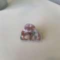 Detalle de pinza para pelo en acetato jaspeado rosa y verde con letras doradas Barrette la France - Pinza Irregular de Cinco Dientes / Rosa Púrpura