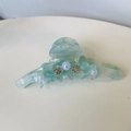 Elegante molletta per capelli in acetato azzurro con accenti di perle e strass floreali - Floreale Verde Menta