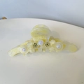 Dettaglio del fermaglio per capelli in acetato con texture marmo crema e perline - Giallo Rosa