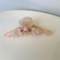 Détail d'une pince à cheveux en acétate rose avec fleur en strass et perles élégantes - Rose Clair