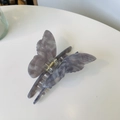 Primer plano de pinza para el cabello de mariposa en acetato con textura de mármol púrpura - Gris Transparente Difuminado