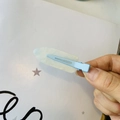 Dettaglio del fermaglio per capelli in resina glitter con blocchi di colore blu e bianco - Stella Celeste (Stella Blu Acqua)