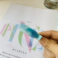 Détail d'une pince à cheveux capsule bleue avec finition pailletée et pince bec de canard - Étoile Ovale - Pince à bec de canard / Cyan