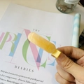 Gros plan d'une pince à cheveux jaune translucide avec paillettes dorées et bec de canard - Étoile Ovale - Pince à bec de canard / Jaune Lait